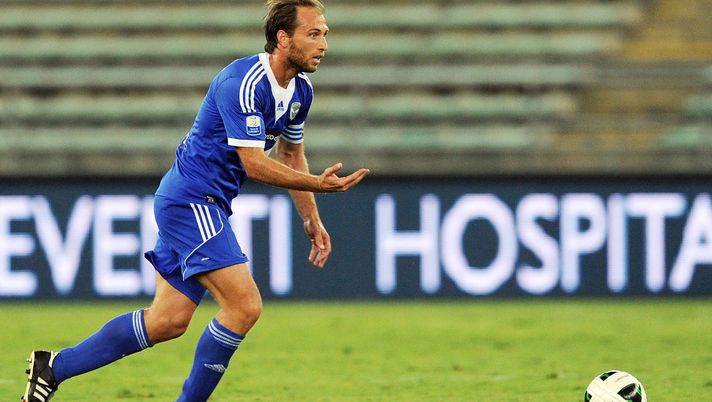 BARI, ITALY - AUGUST 31: Alessandro Budel of Brescia in action during the Serie B match between AS Bari and Brescia Calcio at Stadio San Nicola on August 31, 2013 in Bari, Italy. (Photo by Giuseppe Bellini/Getty Images) BARI, ITALY - AUGUST 31: Alessandro Budel of Brescia in action during the Serie B match between AS Bari and Brescia Calcio at Stadio San Nicola on August 31, 2013 in Bari, Italy. (Photo by Giuseppe Bellini/Getty Images)
