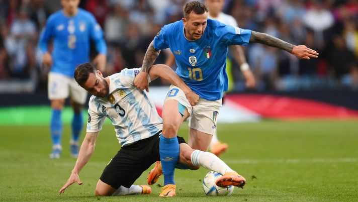 LONDON, ENGLAND - JUNE 01: Nicolas Tagliafico of Argentina battles for possession with Federico Bernardeschi of Italy during the 2022 Finalissima match between Italy and Argentina at Wembley Stadium on June 01, 2022 in London, England. (Photo by Mike Hewitt/Getty Images) L’Argentina a sole 4 partite dal record del mondo dell’Italia: i dettagli - immagine 1