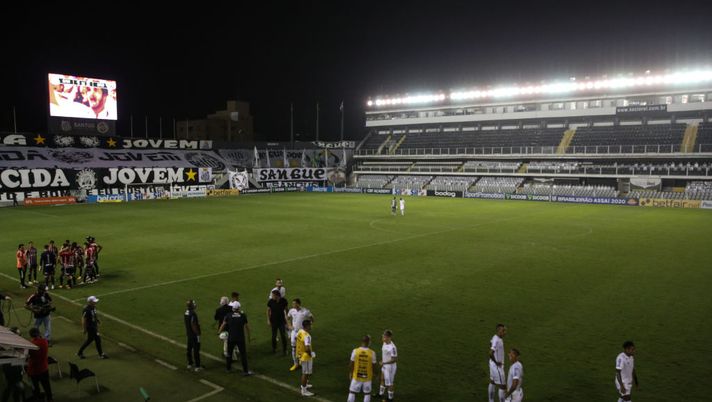 SANTOS, BRAZIL - SEPTEMBER 12: Players of Santos and of Sao Paulo wait for the restart of the match during the match between Santos and Sao Paulo as part of Brasileirao Series A 2020 at Vila Belmiro Stadium on September 12, 2020 in Santos, Brazil. The lights of the stadium went out during the match. The match is played behind closed doors and with precautionary measures against the spread of coronavirus (COVID-19) (Photo by Alexandre Schneider/Getty Images) SANTOS, BRAZIL - SEPTEMBER 12: Players of Santos and of Sao Paulo wait for the restart of the match during the match between Santos and Sao Paulo as part of Brasileirao Series A 2020 at Vila Belmiro Stadium on September 12, 2020 in Santos, Brazil. The lights of the stadium went out during the match. The match is played behind closed doors and with precautionary measures against the spread of coronavirus (COVID-19) (Photo by Alexandre Schneider/Getty Images)
