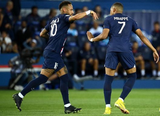 Paris Saint-Germain's Brazilian forward Neymar (L) celebrates with Paris Saint-Germain's French forward Kylian Mbappe after scoring his team's first goal during the French L1 football match between Paris-Saint Germain (PSG) and AS Monaco at The Parc des Princes Stadium in Paris on August 28, 2022. (Photo by FRANCK FIFE / AFP) (Photo by FRANCK FIFE/AFP via Getty Images) Neymar e Mbappé pace fatta: il francese ha lasciato il rigore al brasiliano - immagine 1