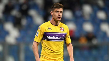 REGGIO NELL'EMILIA, ITALY - FEBRUARY 26:Krzysztof Piatek of ACF Fiorentina looks on during the Serie A match between US Sassuolo and ACF Fiorentina at Mapei Stadium - Citta' del Tricolore on February 26, 2022 in Reggio nell'Emilia, Italy. (Photo by Alessandro Sabattini/Getty Images) REGGIO NELL'EMILIA, ITALY - FEBRUARY 26:Krzysztof Piatek of ACF Fiorentina looks on during the Serie A match between US Sassuolo and ACF Fiorentina at Mapei Stadium - Citta' del Tricolore on February 26, 2022 in Reggio nell'Emilia, Italy. (Photo by Alessandro Sabattini/Getty Images)