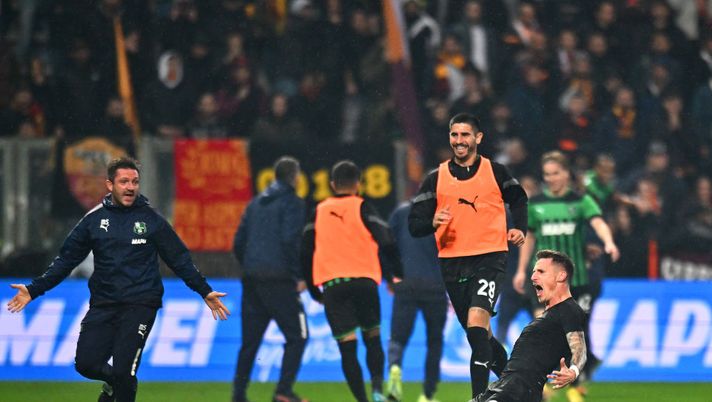 REGGIO NELL'EMILIA, ITALY - NOVEMBER 09: Andrea Pinamonti of US Sassuolo celebrates after scoring their team's first goal during the Serie A match between US Sassuolo and AS Roma at Mapei Stadium - Citta' del Tricolore on November 09, 2022 in Reggio nell'Emilia, Italy. (Photo by Alessandro Sabattini/Getty Images) Pinamonti, la giovane bestia nera della Roma: 4 gol con 4 squadre diverse - immagine 1
