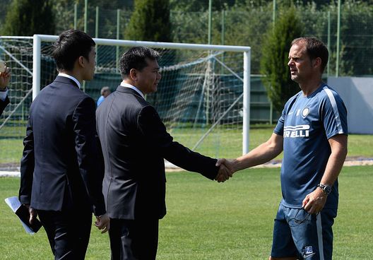COMO, ITALY - AUGUST 27:  Chairman of Suning holdings group Zhang Jindong (L) and head coach FC Internazionale Frank de Boer chat during the FC Internazionale training session at the club's training ground at Appiano Gentile on August 27, 2016 in Como, Italy.  (Photo by Claudio Villa - Inter/Inter via Getty Images) 