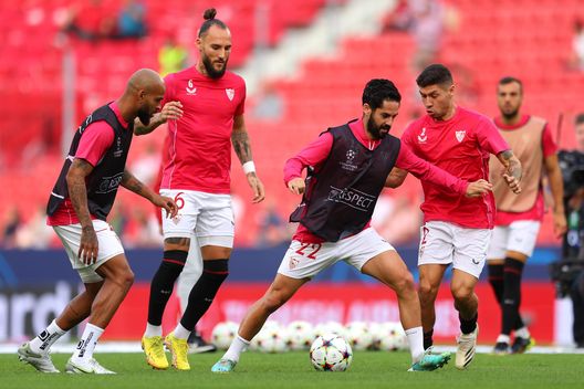 SEVILLE, SPAIN - OCTOBER 25: Isco of Sevilla FC warms up with teammates prior to the UEFA Champions League group G match between Sevilla FC and FC Copenhagen at Estadio Ramon Sanchez Pizjuan on October 25, 2022 in Seville, Spain. (Photo by Fran Santiago/Getty Images) Isco