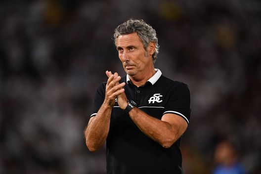 LA SPEZIA, ITALY - AUGUST 14: Spezia Calcio head coach Luca Gotti salutes the crowd during the Serie A match between Spezia Calcio and Empoli FC at Stadio Alberto Picco on August 14, 2022 in La Spezia, Italy. (Photo by Valerio Pennicino/Getty Images) Spezia-Fiorentina 1-2: Cabral regala una tanto attesa vittoria ai viola - immagine 3