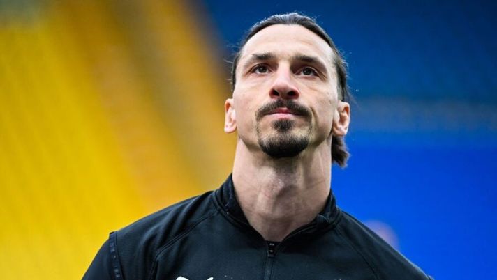 AC Milan's Swedish forward Zlatan Ibrahimovic warms up prior to the Italian Serie A football match Parma vs AC Milan on April 10, 2021 at the Ennio-Tardini stadium in Parma. (Photo by Alberto PIZZOLI / AFP) (Photo by ALBERTO PIZZOLI/AFP via Getty Images) Infortunio Ibra, Pioli: “Così non può giocare”. E alla domanda sui tempi di recupero… - immagine 1