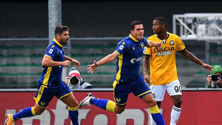 VERONA, ITALY - SEPTEMBER 27: Andrea Favilli of Hellas Verona celebrates after scoring the opening goal with team mates during the Serie A match between Hellas Verona FC and Udinese Calcio at Stadio Marcantonio Bentegodi on September 27, 2020 in Verona, Italy. (Photo by Alessandro Sabattini/Getty Images) VERONA, ITALY - SEPTEMBER 27: Andrea Favilli of Hellas Verona celebrates after scoring the opening goal with team mates during the Serie A match between Hellas Verona FC and Udinese Calcio at Stadio Marcantonio Bentegodi on September 27, 2020 in Verona, Italy. (Photo by Alessandro Sabattini/Getty Images)