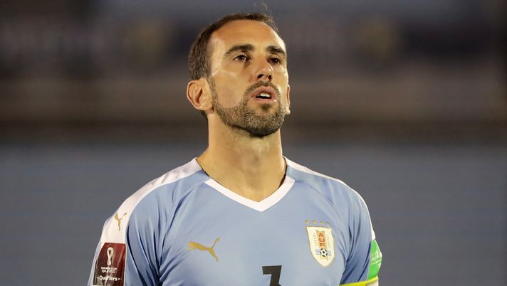 MONTEVIDEO, URUGUAY - NOVEMBER 17: Diego Godin of Uruguay sings the national anthem before a match between Uruguay and Brazil as part of South American Qualifiers for World Cup FIFA Qatar 2022 at Centenario Stadium on November 17, 2020 in Montevideo, Uruguay. (Photo by Raúl Martínez-Pool/Getty Images) Diego Godin lascia il Brasile…nuova esperienza in Argentina? - immagine 1