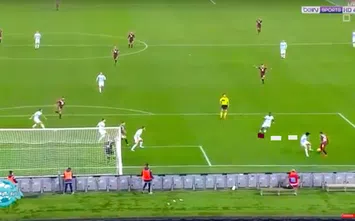  Berenguer salta Parolo e vede il corridoio per crossare, ma il suo passaggio viene respinto da Bastos. Sul tap-in però ci arriva prima lo spagnolo