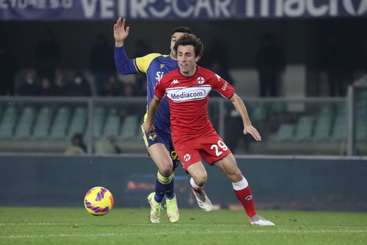 VERONA, ITALY - DECEMBER 22: Alvaro Odriozola of ACF Fiorentina in action during the Serie A match between Hellas Verona and ACF Fiorentina at Stadio Marcantonio Bentegodi on December 22, 2021 in Verona, Italy. (Photo by Giuseppe Cottini/Getty Images) Gli occhi dell’Atletico di nuovo a Firenze. Il Cholo vuole Odriozola- immagine 2
