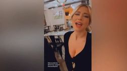 VIDEO/ Diletta Leotta, scatenata a cena: che voce!