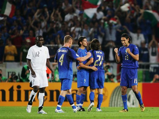 HANOVER, GERMANY - JUNE 12: Alessandro Nesta (R) of Italy celebrates with his team mates as the final whistle is blown following their victory in the FIFA World Cup Germany 2006 Group E match between Italy and Ghana played at the Stadium Hanover on June 12, 2006 in Hanover, Germany. (Photo by Andreas Rentz/Bongarts/Getty Images) Nesta su Insigne: “Difficile sostituire uno come lui. Il Napoli ha perso anima…”- immagine 2