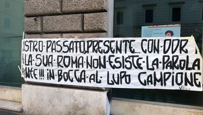 Roma, striscione sotto casa di De Rossi: “In bocca al lupo campione” Roma, striscione sotto casa di De Rossi: “In bocca al lupo campione” - immagine 1