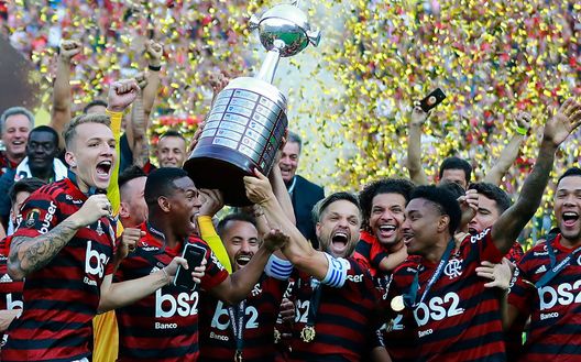 LIMA, PERU - NOVEMBER 23: Diego Alves, Everton Ribeiro and Diego of Flamengo lift the trophy with teammates after winning the final match of Copa CONMEBOL Libertadores 2019 between Flamengo and River Plate at Estadio Monumental on November 23, 2019 in Lima, Peru. (Photo by Daniel Apuy/Getty Images) LIMA, PERU - NOVEMBER 23: Diego Alves, Everton Ribeiro and Diego of Flamengo lift the trophy with teammates after winning the final match of Copa CONMEBOL Libertadores 2019 between Flamengo and River Plate at Estadio Monumental on November 23, 2019 in Lima, Peru. (Photo by Daniel Apuy/Getty Images)
