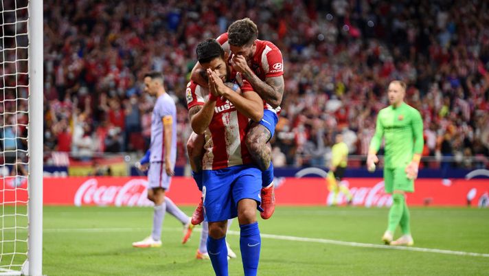 MADRID, SPAIN - OCTOBER 02: Luis Suarez of Atletico Madrid celebrates with Rodrigo De Paul after scoring their team's second goal during the La Liga Santander match between Club Atletico de Madrid and FC Barcelona at Estadio Wanda Metropolitano on October 02, 2021 in Madrid, Spain. (Photo by Denis Doyle/Getty Images) Simeone: “Chi c’è adesso era Campione di Spagna sette mesi fa . Suarez rinnova? Penso al Valencia” - immagine 1