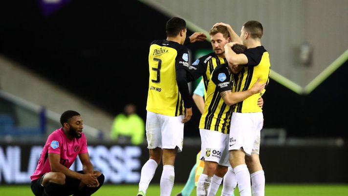 ARNHEM, NETHERLANDS - JANUARY 12: Danilho Doekhi, Jacob Rasmussen, Maximilian Wittek and Tomas Hajek of Vitesse Arnhem celebrate victory after the Dutch Eredivisie match between Vitesse and FC Utrecht at Gelredome on January 12, 2021 in Arnhem, Netherlands. (Photo by Dean Mouhtaropoulos/Getty Images) Rasmussen, croce e delizia: gol e autorete contro Conte - immagine 1