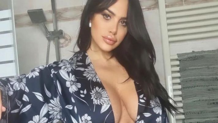 Instagram Marika Fruscio, lo scatto in vestaglia fa impazzire i social: curve da capogiro - immagine 1