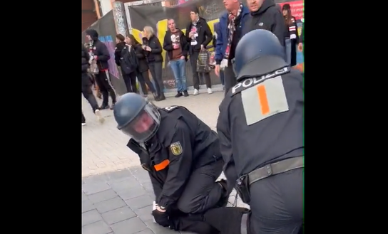Derby di Amburgo al St. Pauli, scontri tra tifosi nel pre-gara: polizia sotto accusa- immagine 2