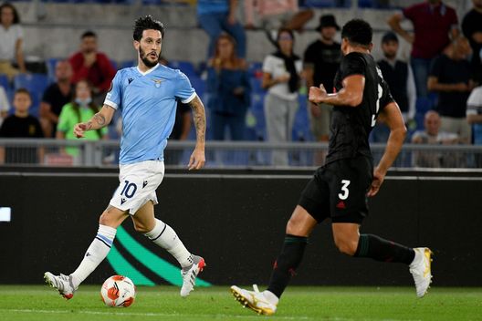 ROME, ITALY - SEPTEMBER 30: Luis Alberto of SS Lazio compete for the ball with Pablo of Lokomotiv Moskva during the UEFA Europa League group E match between SS Lazio and Lokomotiv Moskva at Olimpico Stadium on September 30, 2021 in Rome, Italy. (Photo by Marco Rosi - SS Lazio/Getty Images) ROME, ITALY - SEPTEMBER 30: Luis Alberto of SS Lazio compete for the ball with Pablo of Lokomotiv Moskva during the UEFA Europa League group E match between SS Lazio and Lokomotiv Moskva at Olimpico Stadium on September 30, 2021 in Rome, Italy. (Photo by Marco Rosi - SS Lazio/Getty Images)
