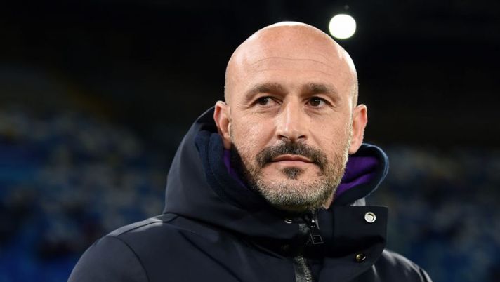 NAPLES, ITALY - JANUARY 13: Vincenzo Italiano ACF Fiorentina coach during the Coppa Italia match between SSC Napoli and ACF Fiorentina at Stadio Diego Armando Maradona on January 13, 2022 in Naples, Italy. (Photo by Francesco Pecoraro/Getty Images) Italiano: “Vlahovic? L’errore lo farà crescere, me lo godo ma non so il futuro! Le punizioni di Biraghi…” - immagine 1