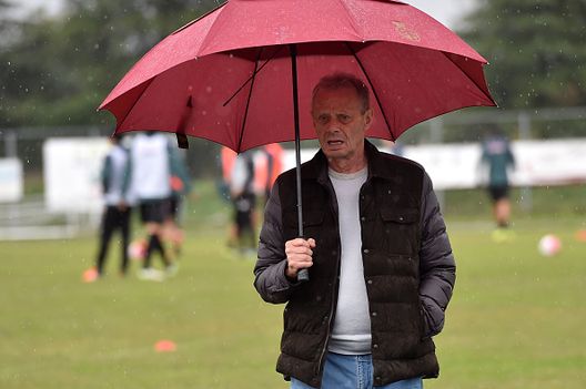 Allenamento a Gradisca d'Isonzo, Maurizio Zamparini sotto la pioggia (Puglia/Getty) Allenamento a Gradisca d'Isonzo, Maurizio Zamparini sotto la pioggia (Puglia/Getty)