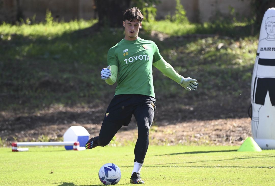 Trigoria, Roma in campo per preparare la sfida con il Napoli – FOTO GALLERY - immagine 17