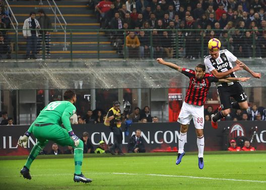 Mario Mandzukic segna al Milan con la maglia della Juventus Mario Mandzukic segna al Milan con la maglia della Juventus