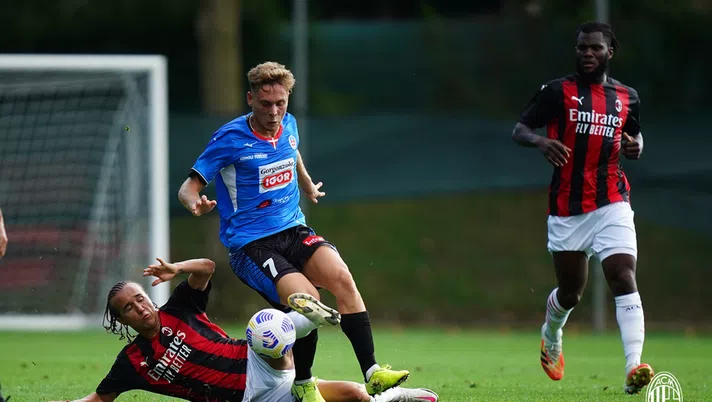Diego Laxalt durante l'amichevole Milan-Novara (credits: acmilan.com)
