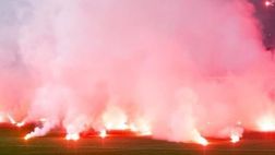 Derby di Tel Aviv pronti-via: in campo i giocatori? No, i fumogeni…!