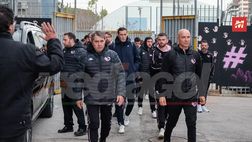 VIDEO Palermo, squadra in partenza per Benevento: i rosa lasciano il “Renzo Barbera”