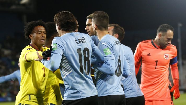 MONTEVIDEO, URUGUAY - OCTOBER 07: Juan Cuadrado of Colombia argues with Darwin Núñez of Uruguay during a match between Uruguay and Colombia as part of South American Qualifiers for Qatar 2022 at Parque Central Stadium on October 07, 2021 in Montevideo, Uruguay. (Photo by Andres Cuenca-Pool/Getty Images) MONTEVIDEO, URUGUAY - OCTOBER 07: Juan Cuadrado of Colombia argues with Darwin Núñez of Uruguay during a match between Uruguay and Colombia as part of South American Qualifiers for Qatar 2022 at Parque Central Stadium on October 07, 2021 in Montevideo, Uruguay. (Photo by Andres Cuenca-Pool/Getty Images)