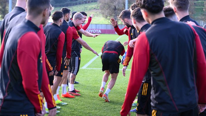 Trigoria, schiaffi affettuosi e risate per il compleanno di Zalewski - immagine 1
