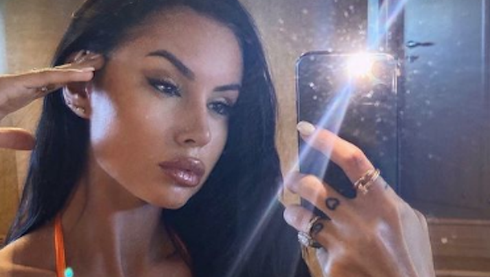 Astrid, décolleté che incanta. Lady Karsdorp fa impazzire il web col suo selfie hot  Astrid, décolleté che incanta. Lady Karsdorp fa impazzire il web col suo selfie hot