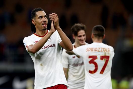 MILAN, ITALY - OCTOBER 01: Chris Smalling of AS Roma applauds the fans following their side's victory in the Serie A match between FC Internazionale and AS Roma at Stadio Giuseppe Meazza on October 01, 2022 in Milan, Italy. (Photo by Marco Luzzani/Getty Images) Consigli Fantacalcio, 5 difensori per la 29a giornata: Tomori per il riscatto. Dodo’ e Romagnoli in gran forma- immagine 6