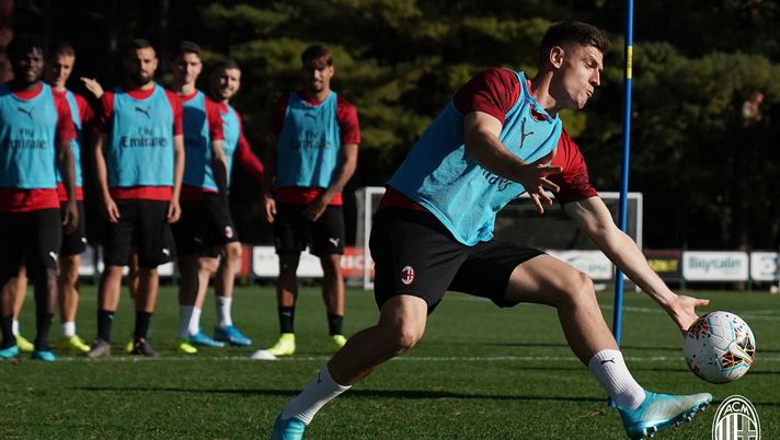 I rossoneri in allenamento a Milanello, @acmilan 