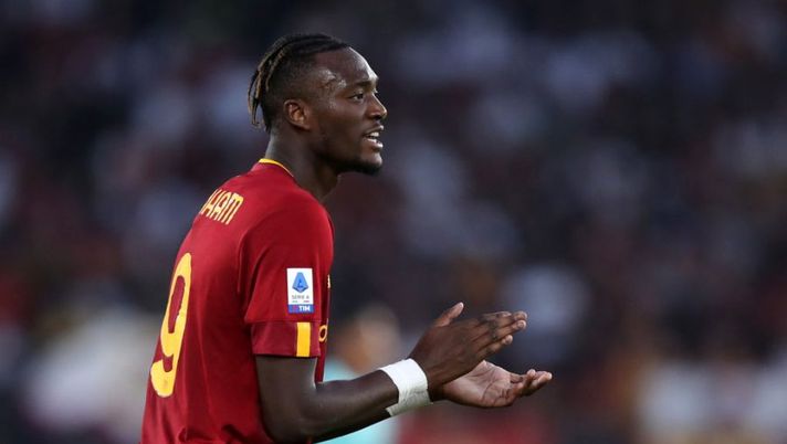 ROME, ITALY - SEPTEMBER 18: Tammy Abraham of AS Roma reacts during the Serie A match between AS Roma and Atalanta BC at Stadio Olimpico on September 18, 2022 in Rome, Italy. (Photo by Paolo Bruno/Getty Images) Abraham si è sbloccato in Europa League: “È stato difficile, voglio segnare sempre” - immagine 1