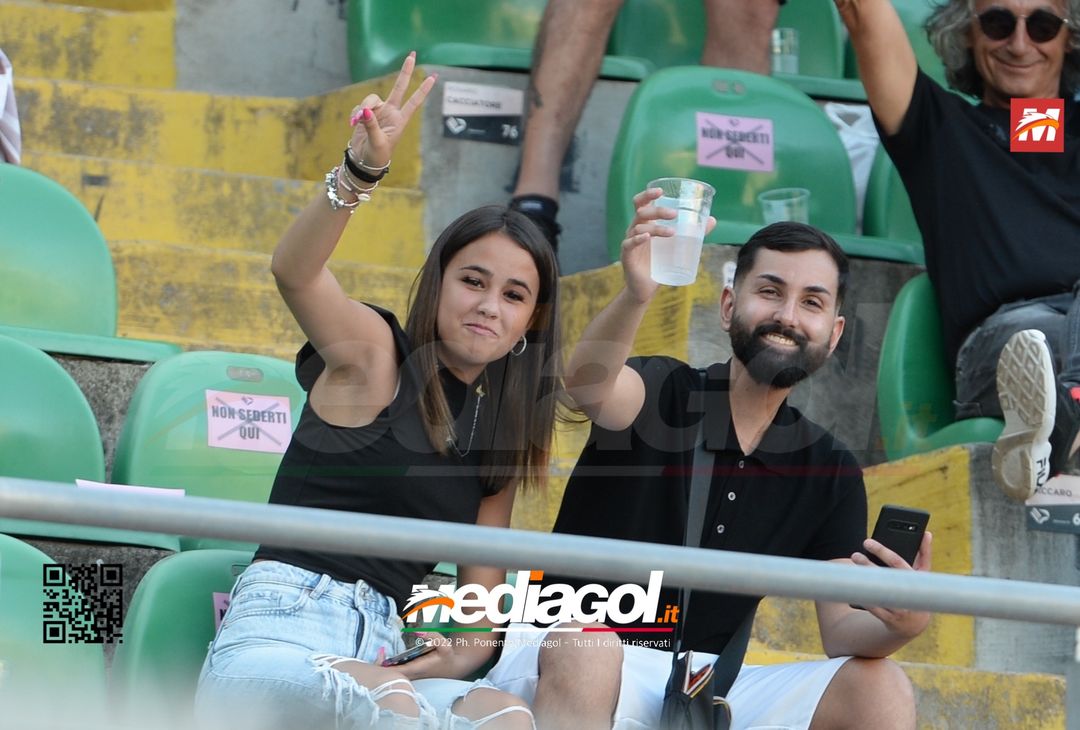 Fototifo, facce da Serie B. I tifosi allo stadio per Palermo-Padova 1-0 - immagine 8