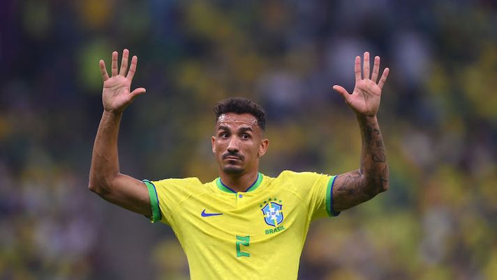LUSAIL CITY, QATAR - NOVEMBER 24: Danilo of Brazil looks on during the FIFA World Cup Qatar 2022 Group G match between Brazil and Serbia at Lusail Stadium on November 24, 2022 in Lusail City, Qatar. (Photo by Laurence Griffiths/Getty Images) FLASH – Dal Brasile: “Infortunio per Danilo: salta le prossime, ecco il problema” - immagine 1
