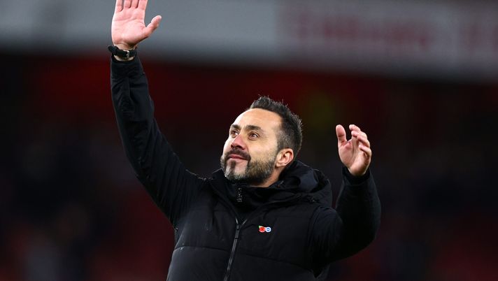LONDON, ENGLAND - NOVEMBER 09: Roberto De Zerbi, Manager of Brighton & Hove Albion acknowledges the fans following their side's victory in the Carabao Cup Third Round match between Arsenal and Brighton & Hove Albion at Emirates Stadium on November 09, 2022 in London, England. (Photo by Clive Rose/Getty Images) De Zerbi: “In Premier non c’è pressione sui giocatori. E’ tutto un altro mondo” - immagine 1