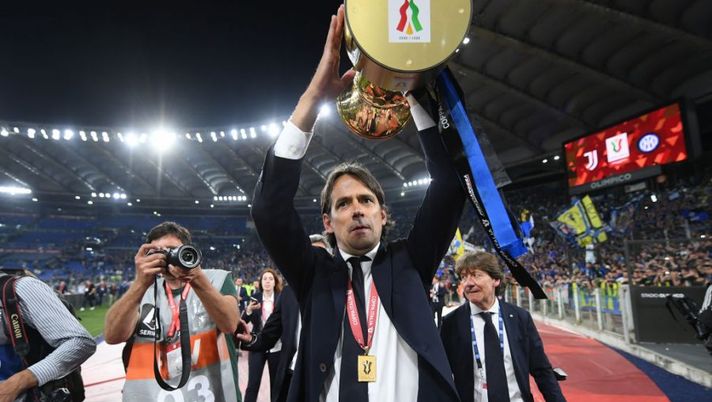 ROME, ITALY - MAY 11: Simone Inzaghi, Head Coach of FC Internazionale celebrates with the Coppa Italia Trophy after victory in the Coppa Italia Final match between Juventus and FC Internazionale at Stadio Olimpico on May 11, 2022 in Rome, Italy. (Photo by Francesco Pecoraro/Getty Images) Inzaghi: “Il Liverpool ci ha fatto perdere punti ma niente rimpianti, felice per la Coppa Italia” - immagine 1