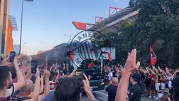 VIDEO – Milan-Bologna, il pullman rossonero arriva a San Siro | News