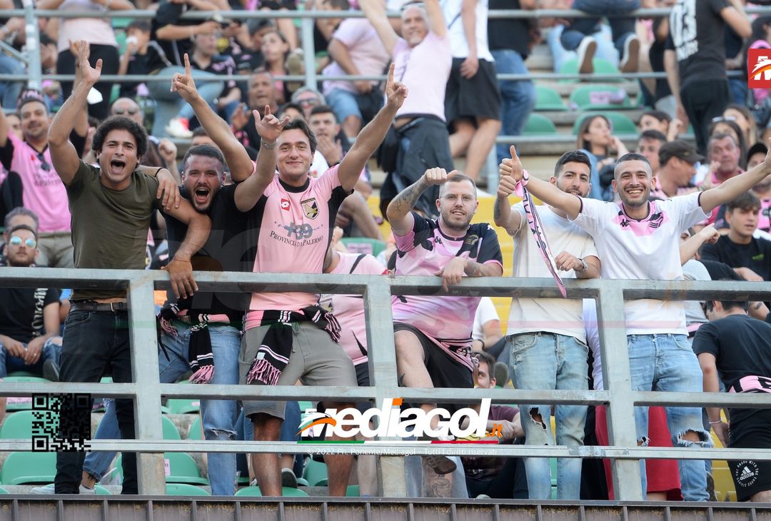 Fototifo, facce da Serie B. I tifosi allo stadio per Palermo-Padova 1-0 - immagine 13
