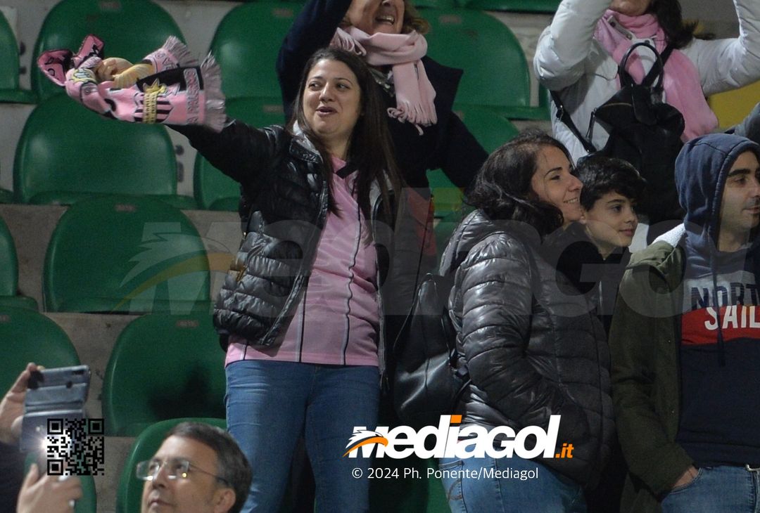 FOTOTIFO Palermo-Como 3-0, gli scatti ai tifosi al “Renzo Barbera” (GALLERY) - immagine 102