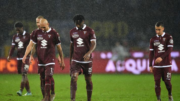 TURIN, ITALY - NOVEMBER 23:  Players of Torino FC looks dejected at the end of  the Serie A match between Torino FC and FC Internazionale at Stadio Olimpico di Torino on November 23, 2019 in Turin, Italy.  (Photo by Valerio Pennicino/Getty Images) 
