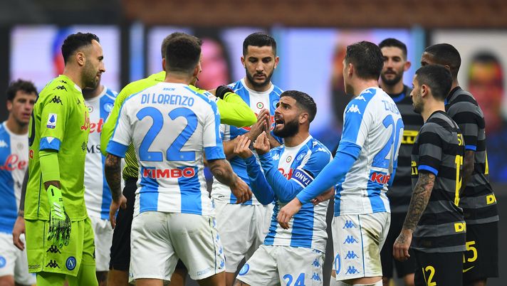 MILAN, ITALY - DECEMBER 16:  Lorenzo Insigne of SSC Napoli receives a red card during the Serie A match between FC Internazionale and SSC Napoli at Stadio Giuseppe Meazza on December 16, 2020 in Milan, Italy. (Photo by Claudio Villa - Inter/Inter via Getty Images) 