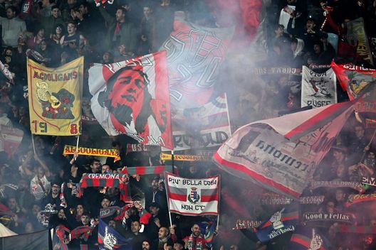 (Photo by Alessandro Sabattini/Getty Images) Fumogeni e derby: la “C” di Ciao Brescia nella curva della Cremonese…- immagine 2