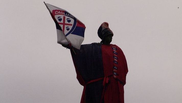 Cagliari, Carlo Felice tutto rossoblù: bandiera all’alba e gru, la vestizione è completa! Cagliari, Carlo Felice tutto rossoblù: bandiera all’alba e gru, la vestizione è completa!