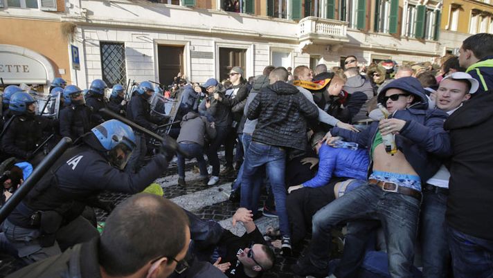 Roma-Feyenoord, comunicazione agli hotel: “Alta probabilità di ultrà olandesi” Roma-Feyenoord, comunicazione agli hotel: “Alta probabilità di ultrà olandesi” - immagine 1