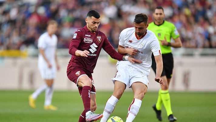 TURIN, ITALY - APRIL 08: Nemanja Radonjic of Torino FC is challenged by Bryan Cristante of AS Roma during the Serie A match between Torino FC and AS Roma at Stadio Olimpico di Torino on April 08, 2023 in Turin, Italy. (Photo by Valerio Pennicino/Getty Images) Svolte da derby: Juric-Radonijc, tutta un’altra vita… - immagine 1