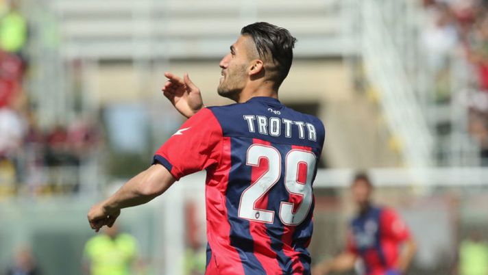 CROTONE, ITALY - APRIL 30: Marcello Trotta of Crotone celebrates after scoring his team's opening goal during the Serie A match between FC Crotone and AC Milan at Stadio Comunale Ezio Scida on April 30, 2017 in Crotone, Italy. (Photo by Maurizio Lagana/Getty Images) Occhio a Trotta da svincolato al fantacalcio: da gennaio può essere di nuovo titolare - immagine 1